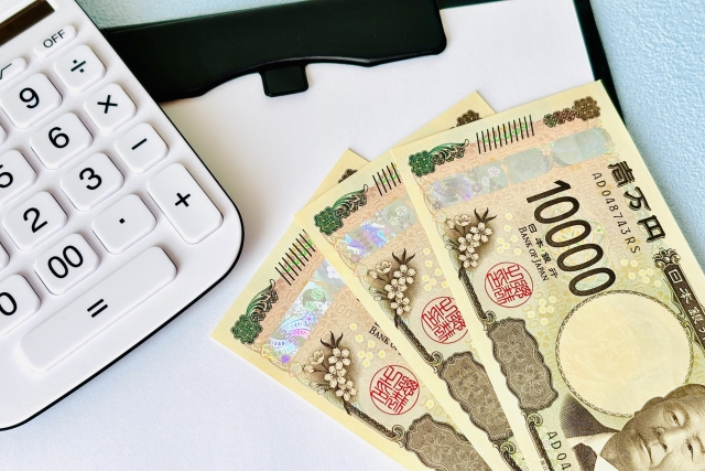 現金と電卓による予算のイメージ図